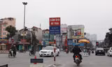 Tấm biển phụ cấm rẽ bằng Tiếng Việt này không thể là căn cứ xử phạt người điều khiển ô tô rẽ trái. Trường hợp người nước ngoài lái xe ô tô sẽ càng không thể hiểu được những tấm biển này