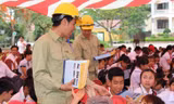 Tuyên truyền sâu rộng để toàn dân hưởng ứng chương trình tiết kiệm điện. Ảnh: Mạnh Hùng