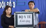 Bộ trưởng trao thuốc, trang thiết bị y tế cho kiểm ngư và ngư dân