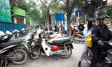 Cho trông xe trên đường, vỉa hè vẫn bị chiếm dụng