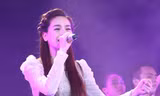 Hồ Ngọc Hà tha thướt áo dài hát cùng học trò