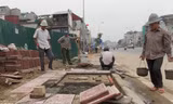 Mới thông xe chưa được 6 tháng nhưng vỉa hè đường vành đai 1 đoạn Ô Chợ Dừa - Hoàng Cầu đã phải vá víu nhiều đoạn. Ảnh: T. Đảng
