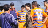 Không có lực lượng tốt nhất, nhưng thầy trò HLV Nguyễn Văn Sỹ vẫn quyết chơi tới cùng