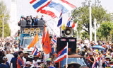  Người biểu tình chống chính phủ Thái Lan tụ tập tại trung tâm Bangkok, chuẩn bị “đóng cửa” thủ đô. Ảnh: Xinhua