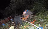 Những thành viên nhóm phượt cùng công an và dân địa phương cứu người. Ảnh: Minh Tùng.