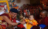 Đức Pháp Vương Gyalwang Drukpa thực hiện nghi thức ân chứng cho một bậc hóa thân (Tulku), 2012