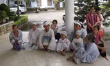 Người nhà bức xúc mang theo di ảnh chị Lê Thị Thu lên trước cổng Sở Y tế tỉnh Thừa Thiên – Huế. Ảnh:PLO