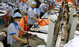 VCCI lo ngại mức tăng lương tối thiểu quá nhanh, lo ngại thất nghiệp gia tăng. Ảnh: Hồng Vĩnh 