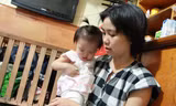 Chị Phương, vợ đại úy Tâm cùng cháu nhỏ tại nhà trọ. ảnh: Minh Đức
