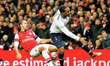 Pha va chạm gây chấn thương của Walcott. ẢNH: ACTION IMAGES 