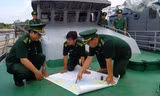 Ban chỉ huy Hải đội 2 bàn phương án tác chiến ngay trên tàu. Ảnh: T.Đ