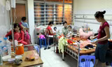 Các trẻ nhỏ đang điều trị bệnh sởi tại Bệnh viện Nhi Trung ương. ảnh: Ngọc Châu