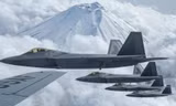 Bốn chiếc F-22 Raptors từ Phi đội máy bay chiến đấu số 199 bay cùng với một chiếc KC-135 Stratotanker của Không quân Mỹ từ Phi đội tiếp nhiên liệu số 909 trong cuộc huấn luyện máy bay chiến đấu thế hệ thứ năm gần Núi Phú Sĩ, Nhật Bản, vào ngày 1 tháng 4 năm 2021. ẢNH Không quân Mỷ