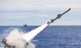 Hải quân Mỹ phóng tên lửa Harpoon từ tàu chiến. (Ảnh: Flickr)