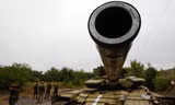 [VIDEO]: Kiev kéo trọng pháo rầm rập tiến về Donetsk
