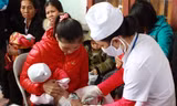 Nhân viên y tế tiêm phòng cho trẻ nhỏ. (Ảnh: TTXVN)