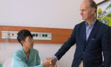 Chính nghị lực của Tuấn đã thuyết phục GS Mc Kinnon kiên trì 4 lần quay trở lại Vinmec làm những gì tốt nhất cho em