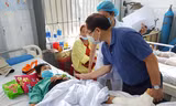 Ông Lê Xuân Sơn, Tổng Biên tập Báo Tiền phong cùng đoàn đến thăm hỏi, động viên và tặng quà hỗ trợ cho nạn nhân vụ sạt lở ở Trà Leng đang điều trị tại Bệnh viện Đa khoa Quảng Nam