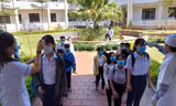 Thí sinh Quảng Nam đo thân nhiệt trước khi vào phòng thi tốt nghiệp THPT quốc gia. Ảnh H. Văn