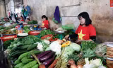 Tiểu thương Quảng Nam 'nhuộm đỏ' chợ để cổ vũ đội tuyển Việt Nam
