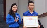 Tỉnh đoàn Quảng Nam trao tặng Bằng khen cho Trần Văn Tròn vì hành động dũng cảm cứu người. Ảnh H. Văn