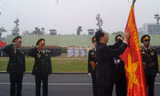 Chủ tịch nước Trần Đại Quang gắn Huân chương Quân công hạng Nhất lên lá cờ Quyết thắng của Binh chủng Đặc công.