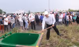 Chủ tịch UBND TP. Đà Nẵng Huỳnh Đức Thơ cùng dọn dẹp vệ sinh trên khu đất trống.