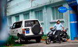 Xe công vô tư đỗ dừng trên vỉa hè Sài Gòn