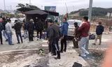 Lao thẳng ô tô vào nhóm người vì tranh giành chỗ đón khách