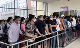 Mệt mỏi xếp hàng 5 tiếng làm thủ tục để sang Trung Quốc du lịch trong ngày 