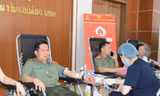 Thiếu tướng Đinh Văn Nơi cùng hơn 200 chiến sĩ, đoàn viên hiến máu
