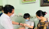 Bí thư Thành ủy TPHCM tặng quà trung thu, động viên trẻ mồ côi vì COVID-19