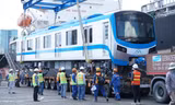 Khoảng khắc nâng bổng đoàn tàu metro Bến Thành – Suối Tiên lên xe siêu trường