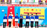 Tuyên dương nhóm nam sinh dầm mình trong mưa cứu người bị nước lũ cuốn trôi