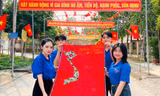 Đoàn viên dân tộc Thái thêu bản đồ Việt Nam bằng vải thổ cẩm