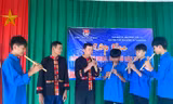 Dạy học sinh, đoàn viên đánh cồng chiêng, thổi kèn lá để bảo tồn văn hóa