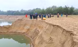 Sợ sạt lở đất, người dân tập trung ra bờ sông phản đối doanh nghiệp khai thác cát