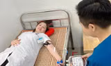 7 y, bác sĩ hiến máu cứu sống bệnh nhân rơi từ vách núi nguy kịch