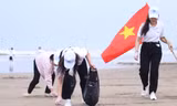 Hàng nghìn người chung tay làm sạch phố biển Cửa Lò