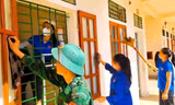 'Áo xanh' giúp giáo viên làm đẹp trường bước vào năm học mới