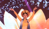 Nữ sinh thanh lịch khoe tài trong lễ hội phố biển Cửa Lò