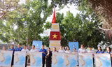 Bạn trẻ Khánh Hòa xúc động chào cờ bên mô hình cột mốc Trường Sa