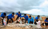 'Áo xanh' Khánh Hòa tham gia làm sạch biển Nha Trang