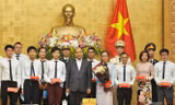 Thủ tướng Nguyễn Xuân Phúc chụp ảnh lưu niệm cùng các Gương mặt trẻ Việt Nam tiêu biểu và triển vọng năm 2019. Ảnh: Xuân Tùng