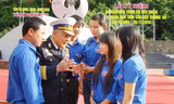 Anh hùng Hồ Ðắc Thạnh kể chuyện vận chuyển vũ khí vào bến Vũng Rô cho thế hệ trẻ hôm nay. Ảnh: D.T.X