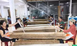 Làng nghề bánh đa nem trăm tuổi vào vụ Tết