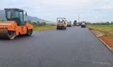Thảm những mét bê tông nhựa đầu tiên trên cao tốc Biên Hòa - Vũng Tàu