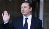 Phản ứng của Elon Musk khi bị nữ nhà văn kiện