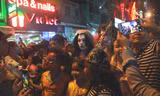 Nghìn người Sài Gòn hóa trang đổ bộ phố Tây đêm Halloween