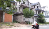Hàng loạt dự án BĐS “trùm mền” đang đứng trước cơ hội hồi sinh. Trong ảnh: Một khu biệt thự tại quận 9, TP.HCM đang “trùm mền”. Ảnh: Thùy Linh